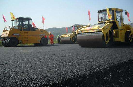 水泥路面破碎及路基施工